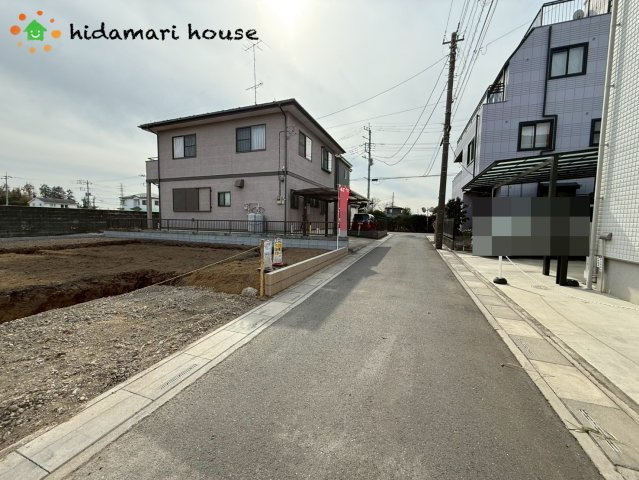 伊奈町小針新宿　新築戸建　01の前面道路含む現地写真