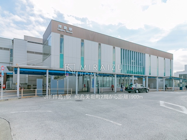 【周辺】 | 洗濯機置き場と脱衣スペースもしっかりと確保されている洗面室、洗面コーナーは、窓から陽も差し明るく開放的な造りです。家事導線も良いので洗濯物やお湯はりもストレスフリーに毎日家事を楽しめそうです。
