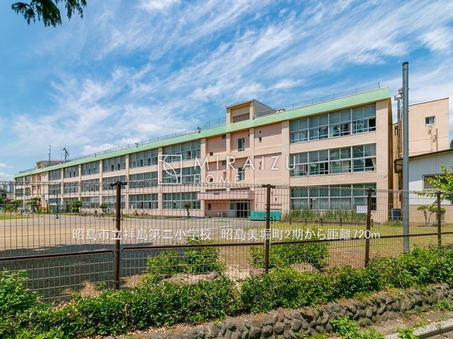 【周辺】 | 空気の換気と窓からの光の明るさに配慮した清潔感のあるトイレ、ご自分の好きなアロマや芳香剤を置いて落ち着く空間を演出、一人になれる空間ですから、リラックスしたいですね。
