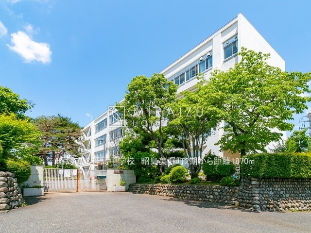 【周辺】 | いってきます♪ただいま♪明るい声が聞こえてきそうな玄関。ナチュラルなカラーがとても清潔感のある造りです♪
