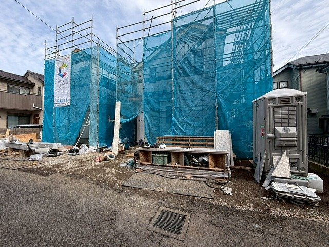 【前面道路含む現地写真】 | 大きな窓が特徴の南向きリビングでは、太陽光も沢山取り込むことが出来てお家の中にいても日光浴が可能ですね、開放的な空間です。インテリア選びも楽しそう、ご家族様で相談しながらインテリア配置も楽しみたいです