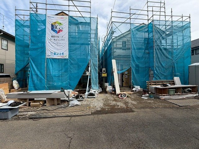 【周辺】 | 明るい光が取り入れられる空間設計のリビングです。インテリア配置もしやすい間取りです。壁や床の色と合わせて落ち着いたインテリアも選びたいですね♪グリーンを飾っても素敵だと思います。
