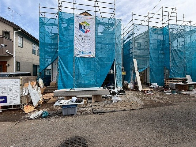 【周辺】 | 洗練されたキッチンでは毎日の家事を少しでも楽に快適に工夫したいですね、大きいシンクではお皿洗いもストレスフリー、3口コンロでは要領よくお料理も可能です。レンジフードもお掃除がしやすい設計が嬉しい。
