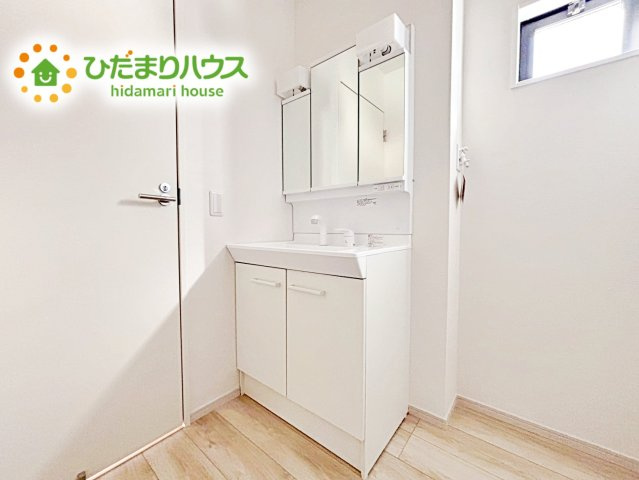 【独立洗面台】 | 水戸市吉沢町2期　新築戸建 | 大きな三面鏡の独立洗面。鏡の後ろは収納となっているのでスッキリと整理できます！