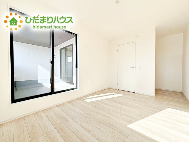 【寝室】 | 水戸市吉沢町2期　新築戸建 | バルコニーに面していて、たっぷり光りの入る明るい主寝室です！