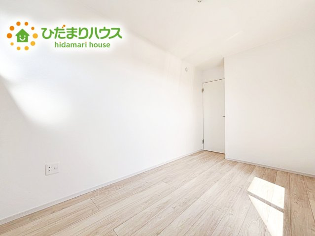 【洋室】 | 水戸市吉沢町2期　新築戸建 | 白い壁の洋室は、太陽の光だけでも十分明るく感じられますね