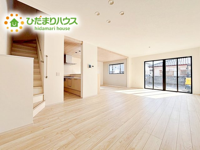 【居間・リビング】 | 水戸市吉沢町2期　新築戸建 | 家族との大切な時間を多く過ごすリビング。ゆったりとした広さのある空間で会話も弾みます♪大きい窓からは明るい日差しが差し込みます。居心地の良いリビングでおうち時間を楽しんで！