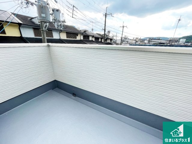 京都市山科区四ノ宮垣ノ内町　第1期　新築一戸建てのバルコニー|ワイドバルコニーは洗濯物を干すスペースが広いのでご家族が多くても安心！