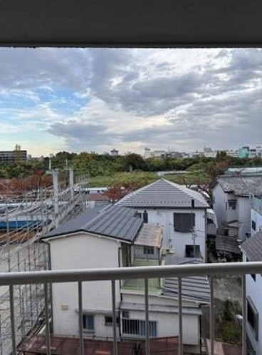 【展望】 | グリーンハイツはすね | 実際のお部屋からの眺めとなります！前面には建物が見えますが、視線は気にならない印象です。