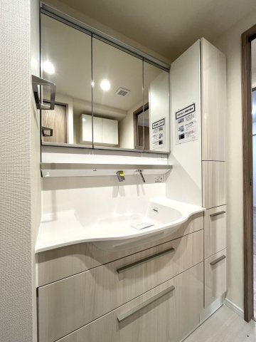 ダイアパレスサザンコート姪浜の独立洗面台|
個人的に、リフォームするならこだわりたいランキング第1位！！洗面です。収納豊富な3面鏡は朝の強い味方です☆