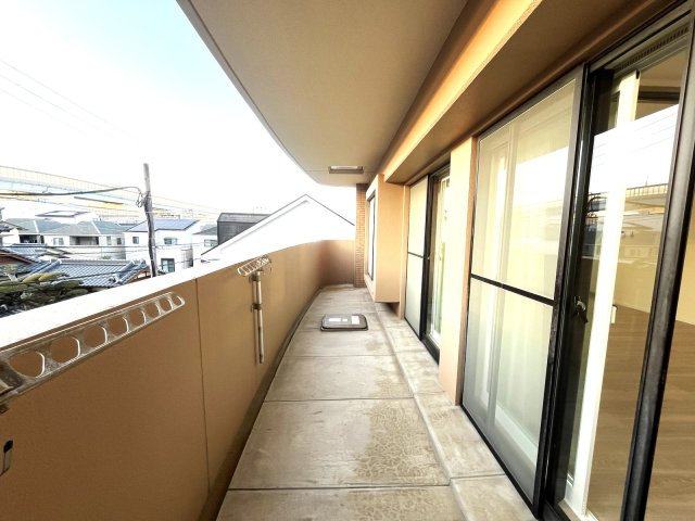 ダイアパレスサザンコート姪浜のバルコニー|
幅が広くクリーンな印象のバルコニー☆
大きなバルコニーは柔らかい風を運んできます…♪
洗濯物もたくさん干せそうですね！