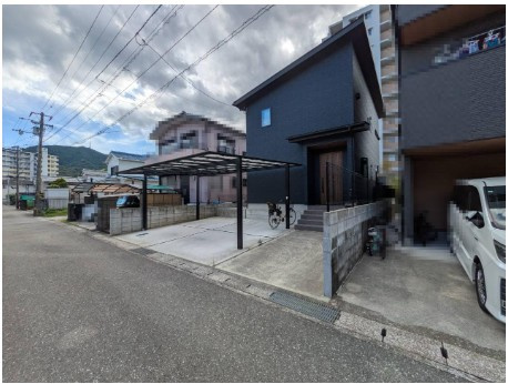 【築浅物件！】高知市神田　中古一戸建ての前面道路含む現地写真|前面道路ゆったり。駐車もスムーズ