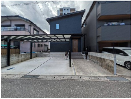 【築浅物件！】高知市神田　中古一戸建ての外観|雨の日も安心カーポート付き。並列駐車可能な整形地