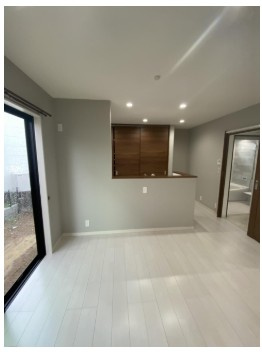 【築浅物件！】高知市神田　中古一戸建ての居間・リビング|家族の会話が弾む対面キッチン。水回り動線スムーズな使いやすい間取り