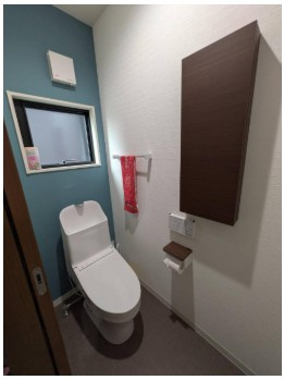 【築浅物件！】高知市神田　中古一戸建てのトイレ|アクセントクロスが映えるおしゃれトイレ