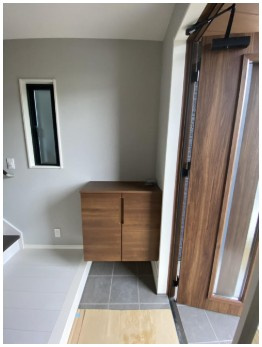 【築浅物件！】高知市神田　中古一戸建ての玄関|すっきり片付く収納付き玄関