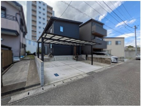 【築浅物件！】高知市神田　中古一戸建ての外観|黒が映える、スタイリッシュなデザイン住宅