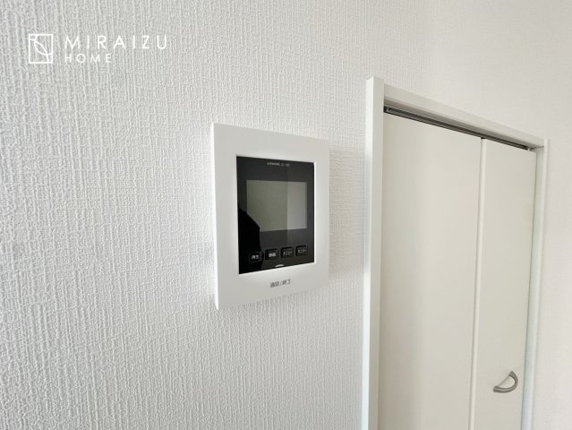 【玄関】 | 永く住むからこそシンプルで飽きのこないデザインに。ただいま、おかえりの温かな声が聞こえる玄関。