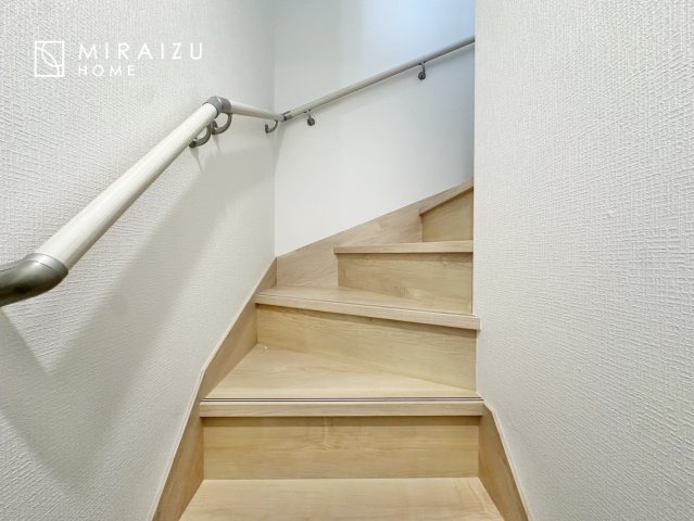 【内装】 | 安全性に配慮した手すり、清潔感や明るい陽光を取り入れてくれる窓がある階段。LED照明付きでお財布にもやさしいつくり。