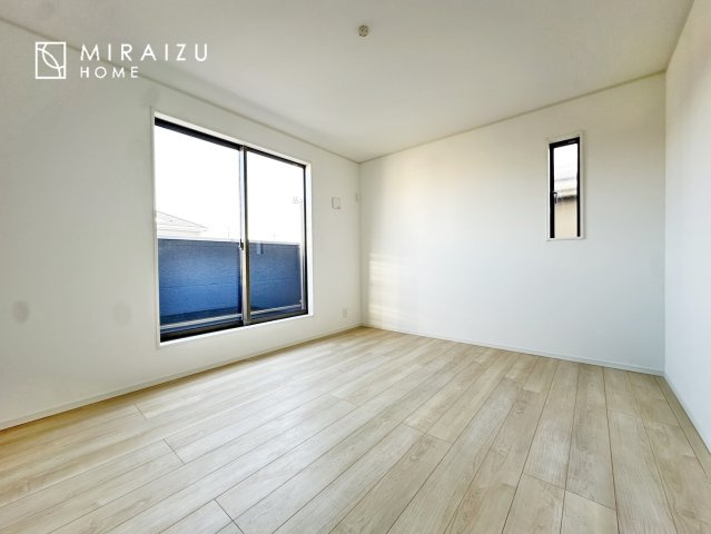 【洋室】 | 暮らしやすさを考えたプランで快適な現地ロケーションを実現。安らぎに満たされる、ゆとりのある日々を過ごせます♪