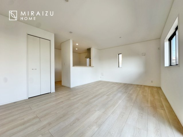 【居間・リビング】 | お子さんが宿題をしたり、ちょっとした作業もできる、家族みんながそれぞれの時間を過ごせるリビングです。