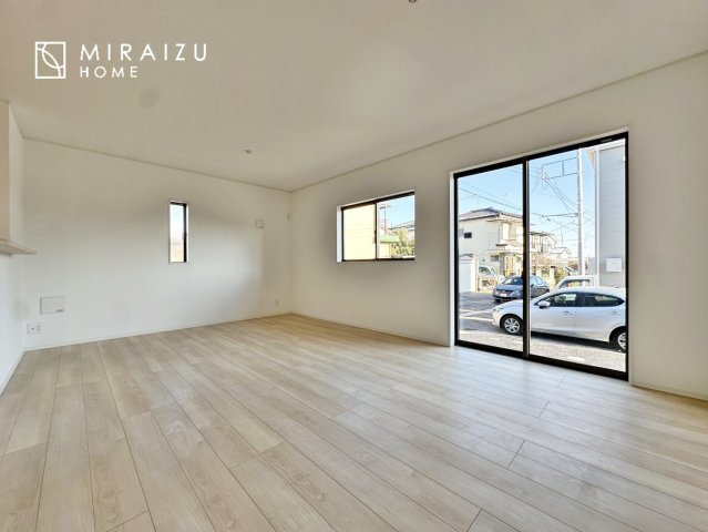 【居間・リビング】 | 食事を取るスペースもリラックスしてくつろげるスペースもお子さんが勉強するスペースも兼ね備えたリビングダイニング。