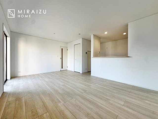 【居間・リビング】 | 窓が多いと温かな太陽の光と心地いい風が室内へと入ります。家族が集まるリビングは明るく過ごしやすいつくりです。窓が多いお家は住みやすい証です。