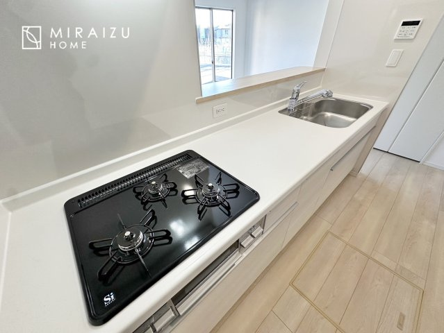 【キッチン】 | 広々としたキッチンは大きな深型シンク、3口コンロ、換気扇、大きなお鍋から小物まで取り出しやすさを考えられた引き出し収納の付いたシステムキッチンです。