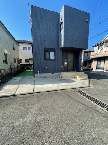 【前面道路含む現地写真】 | 住宅用の土地では前面道路に2m以上接していなければならないと法律で定められています。しかし、お持ちの車のサイズやライフスタイルなどにより、2mでは利便が悪い場合もございますので、事前に確認しましょう。