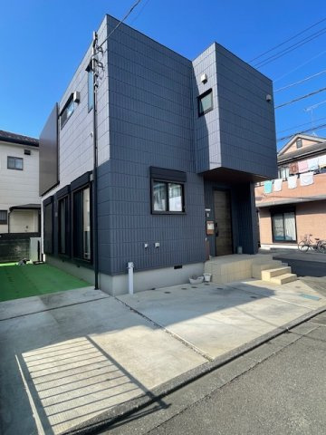 【駐車場】 | 駐車場と明記されていても、最小スペースでつくられた駐車場だと大型車は駐車できなかったり、出入りしにくくなったりする可能性があります。お車のサイズと購入したい物件の駐車場のサイズを現地で確認しましょう。