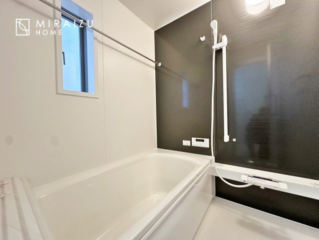 【浴室】 | お子さんとわいわいと楽しいバスタイムもよし、一人でゆったりと入るのもよし、浴室換気乾燥機付きのユニットバス。お洗濯物を干せるだけでなく、カビ防止にもなります。