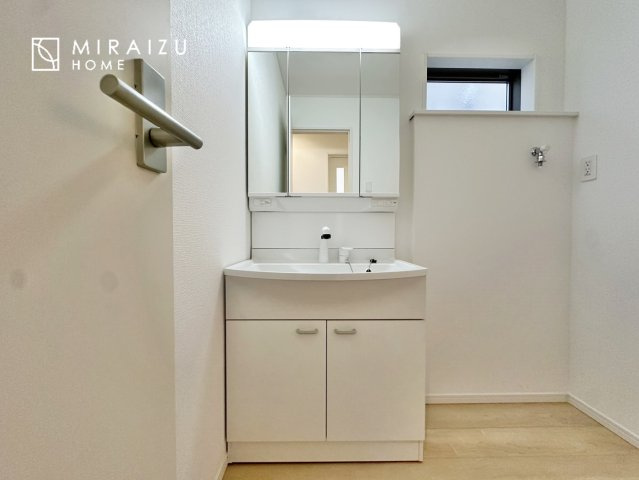 【独立洗面台】 | 洗濯機置き場、脱衣スペースもしっかりと確保されている洗面室。
水回りが集結した間取りなので、お料理やお洗濯物、お掃除の同時進行も可能です。