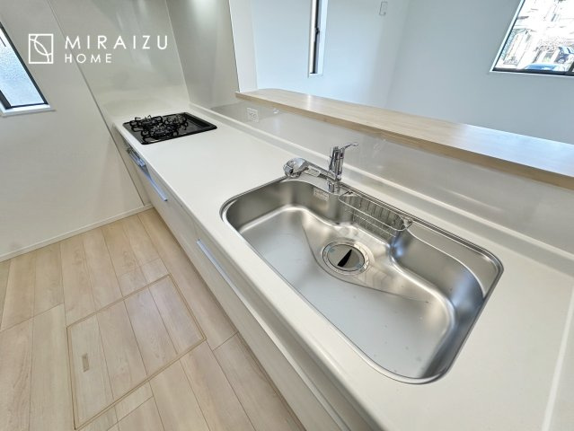 【キッチン】 | 収納力と機能性を備えたシステムキッチン。圧力鍋や大きなフライパンなどの調理器具から調味料など幅広く収納し、お料理のしやすいつくりになっています。