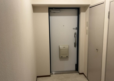 【玄関】 | ゾンネンハイム第１南林間 | 玄関は家の顔でもあり、家族以外の目にも止まる場所です。玄関は外との間を仕切る扉、靴などをしまっておく収納スペース、靴脱ぎのたたきスペース、来客とのやり取りをするドアホンなど複数のアイテムからなります。