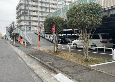 【庭】 | ゾンネンハイム第１南林間 | 物件によっては、入居者が個人的に使用できる専用庭がついているものもあります。また、住宅の中にある土間の部分を庭と呼ぶこともあります。庭の用途は住む人によって変わり、それによってデザインもさまざまです。