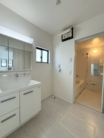 ーAdobeーアドブルー小倉南区中吉田3丁目４期　【小倉南区　新築戸建て】の独立洗面台|便利な三面鏡の洗面化粧台♪【小倉南区　新築戸建て】