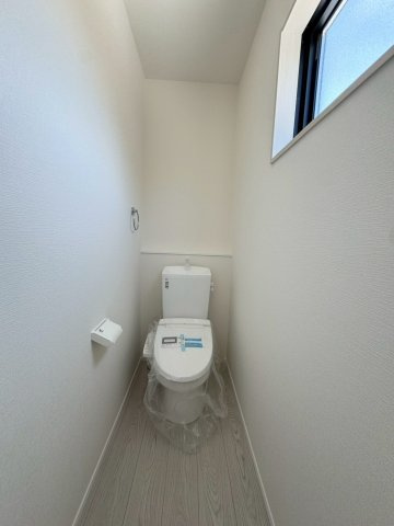 ーAdobeーアドブルー小倉南区中吉田3丁目４期　【小倉南区　新築戸建て】のトイレ|独立した場所にあり、来客時も使いやすい1階トイレ♪　【小倉南区　新築戸建て】