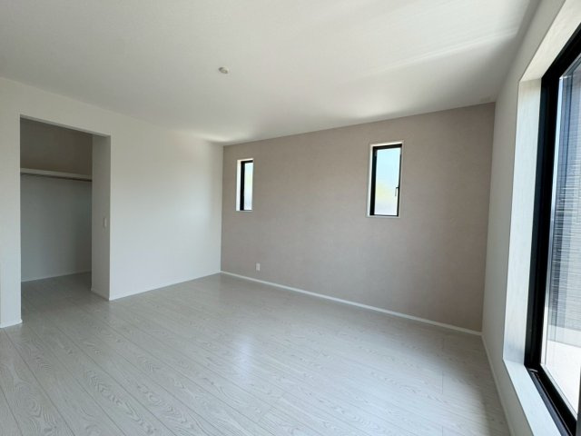 ーAdobeーアドブルー小倉南区中吉田3丁目４期　【小倉南区　新築戸建て】の洋室|2階9.5帖洋室はアクセントクロスがお洒落♪【小倉南区　新築戸建て】