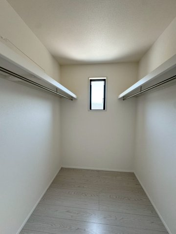 ーAdobeーアドブルー小倉南区中吉田3丁目４期　【小倉南区　新築戸建て】の収納|両サイドにたくさん洋服がかけられます♪