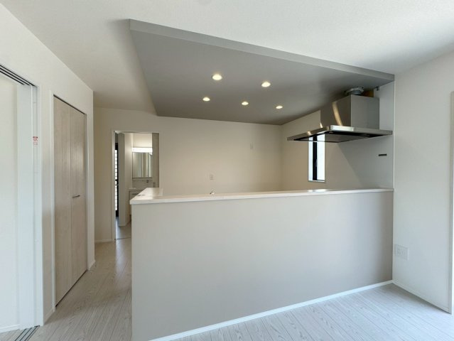 ーAdobeーアドブルー小倉南区中吉田3丁目４期　【小倉南区　新築戸建て】のキッチン|家族との会話が弾む対面式のシステムキッチン♪【小倉南区　新築戸建て】