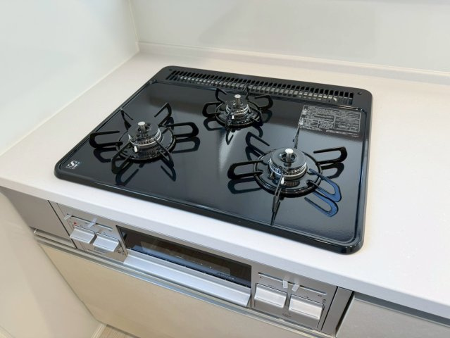 ーAdobeーアドブルー小倉南区中吉田3丁目４期　【小倉南区　新築戸建て】のキッチン|3口ガスコンロのシステムキッチン♪【小倉南区　新築戸建て】
