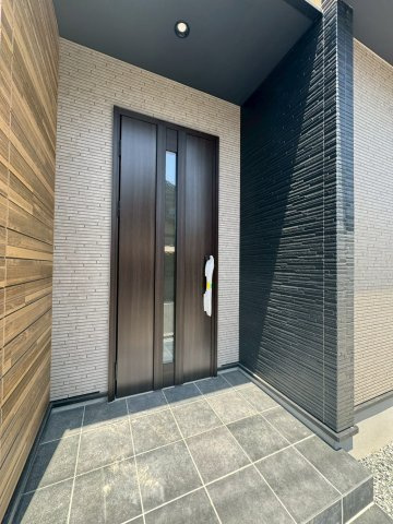 ーAdobeーアドブルー小倉南区中吉田3丁目４期　【小倉南区　新築戸建て】の玄関|木目のお洒落な玄関♪