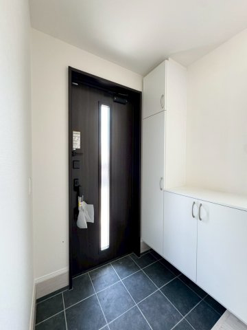ーAdobeーアドブルー小倉南区中吉田3丁目４期　【小倉南区　新築戸建て】の玄関|シューズボックス完備の明るい玄関♪　【小倉南区　新築戸建て】
