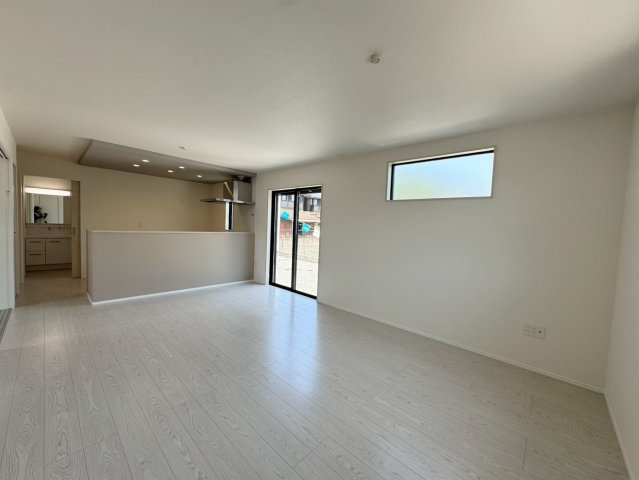 ーAdobeーアドブルー小倉南区中吉田3丁目４期　【小倉南区　新築戸建て】の居間・リビング|カウンターキッチンがお洒落なリビング♪【小倉南区　新築戸建て】