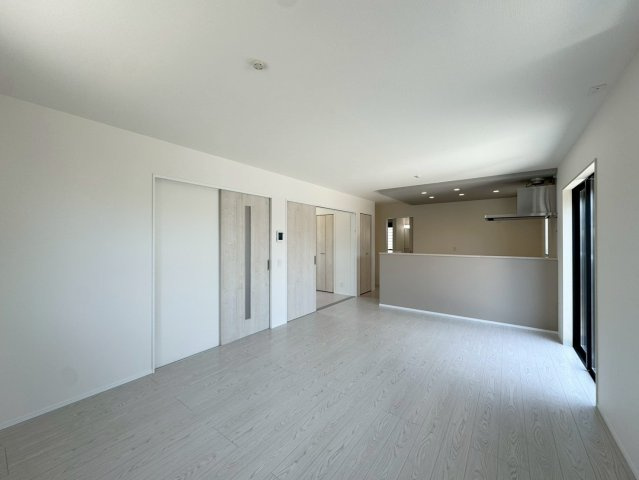 ーAdobeーアドブルー小倉南区中吉田3丁目４期　【小倉南区　新築戸建て】の居間・リビング|広々とした18帖のLDK♪家族の団らんに最適です　【小倉南区　新築戸建て】