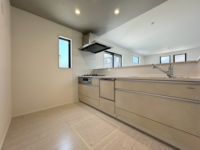 ーAdobeーアドブルー小倉南区中吉田3丁目４期　【小倉南区　新築戸建て】のキッチン|家族との会話が弾む対面式のシステムキッチン♪【小倉南区　新築戸建て】