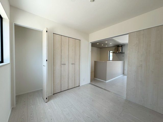 ーAdobeーアドブルー小倉南区中吉田3丁目４期　【小倉南区　新築戸建て】の洋室|1階洋室は大容量の収納完備♪