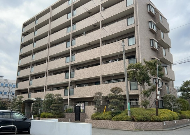 【外観】 | レクセルマンション南林間第３ | 外観はマンション管理がされているかの目安になります。築年数が古いと、壁面は劣化してひび割れが生じることも！建物が古びていても細かいところが修繕されていると、きちんと管理されているなぁと感じるでしょう。