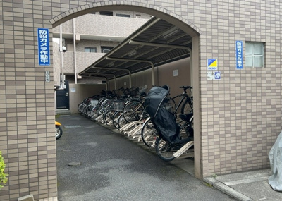 【駐車場】 | レクセルマンション南林間第３ | 車一台あたりに必要なスペースは、標準サイズの普通自動車で横幅2m50cm、長さ5mは必要になります。ただし、乗降のことも考慮して横幅3m30cm、長さ5m50cmほどは確保できるところを選びましょう。