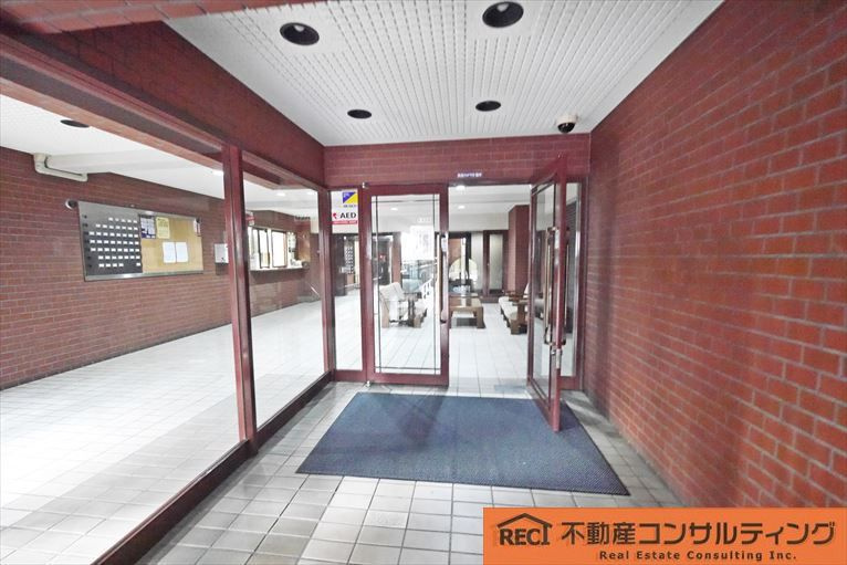 フローラハイツ岡本のエントランス